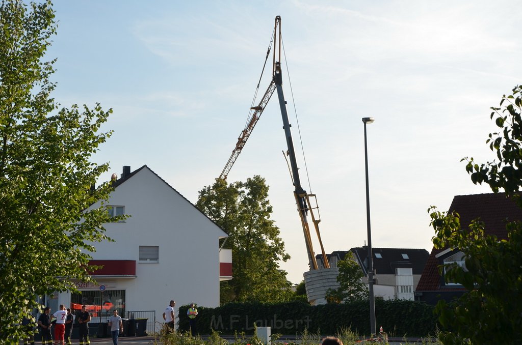 Kran drohte umzustuerzen Koeln Porz Zuendorf Hauptstr P013.JPG - Miklos Laubert